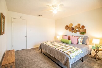 5808 6th St in Lubbock, TX - Foto de edificio - Building Photo