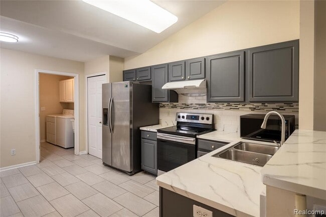 41063 Millbrook Dr in Sterling Heights, MI - Building Photo - Building Photo