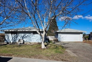 2108 W 9th Pl in Kennewick, WA - Building Photo