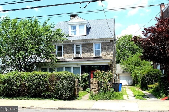 6825 Ridge Ave in Philadelphia, PA - Building Photo - Building Photo