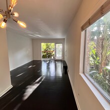 330 S Barrington Ave, Unit Apt 210 in Los Angeles, CA - Building Photo - Building Photo