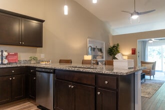 Redwood Hickory in Hickory, NC - Foto de edificio - Interior Photo
