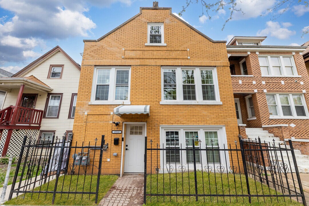 2512 W 69th St in Chicago, IL - Building Photo