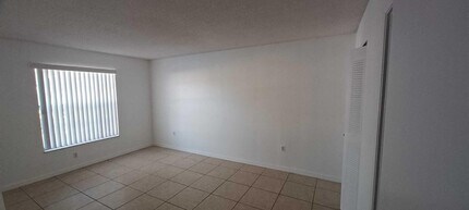 405 Executive Center Dr in West Palm Beach, FL - Building Photo - Building Photo