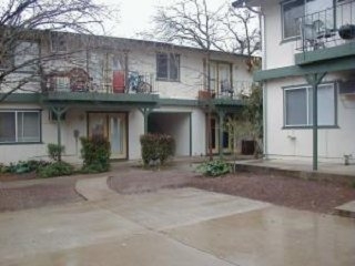 1905 East St in Redding, CA - Foto de edificio