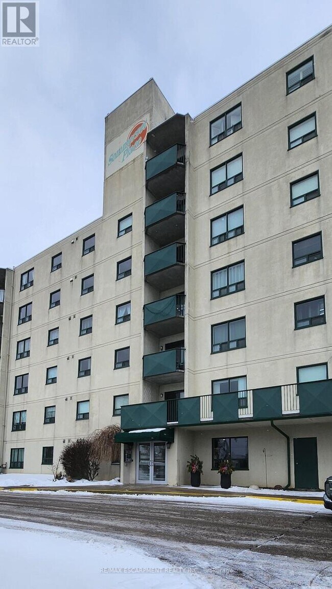 421 Fairview Dr in Brantford, ON - Building Photo - Building Photo