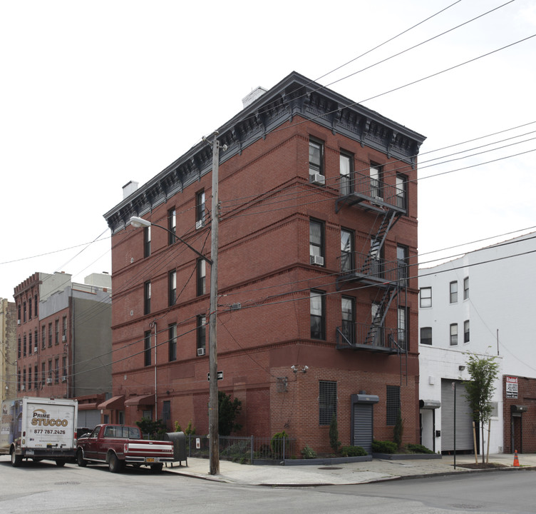 253 Van Brunt St in Brooklyn, NY - Building Photo