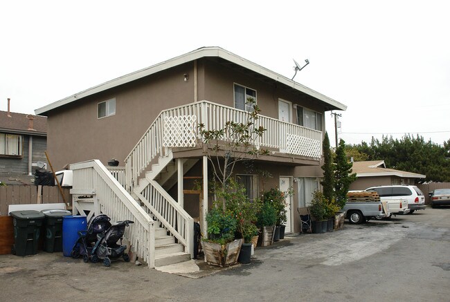 1936 Wallace Ave in Costa Mesa, CA - Foto de edificio - Building Photo