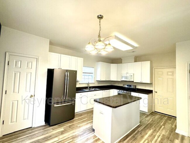 914 Sparrow Ct in Newport News, VA - Building Photo - Building Photo