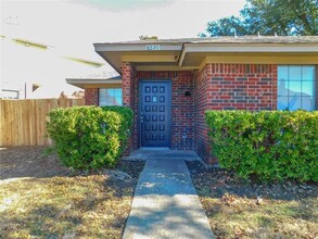 8520 Holly St in Frisco, TX - Foto de edificio - Building Photo