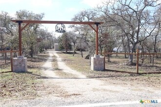 221 Turkey Tree Trail in Seguin, TX - Foto de edificio - Building Photo