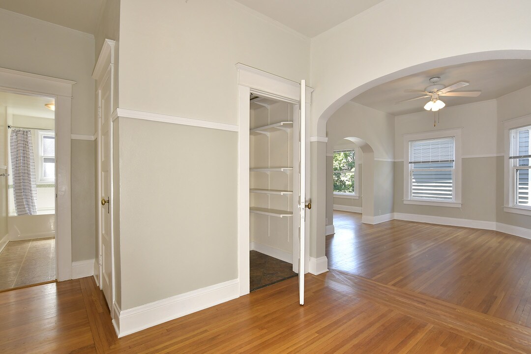 2046 NW Flanders St in Portland, OR - Building Photo