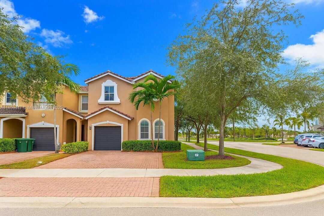 2417 SE 14th St in Homestead, FL - Foto de edificio