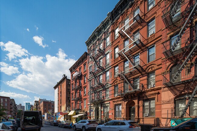 95 E 7th St in New York, NY - Foto de edificio - Building Photo