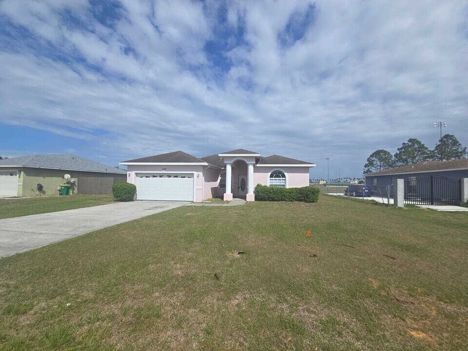 1428 Bluff Loop in Dundee, FL - Building Photo