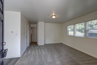 611 Harrington Ave NE in Renton, WA - Building Photo - Building Photo