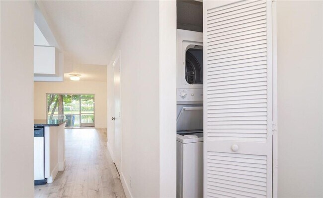 16637 Hemingway Dr in Weston, FL - Building Photo - Building Photo