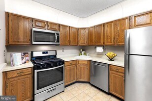 14 Cheverny Ct in Hamilton Township, NJ - Building Photo