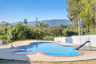 1720 Via Entrada in Fallbrook, CA - Building Photo