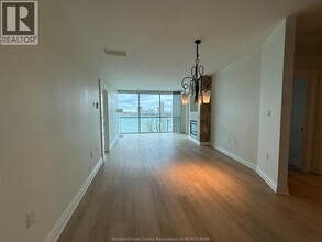 1225 Riverside Dr W in Windsor, ON - Foto de edificio - Building Photo