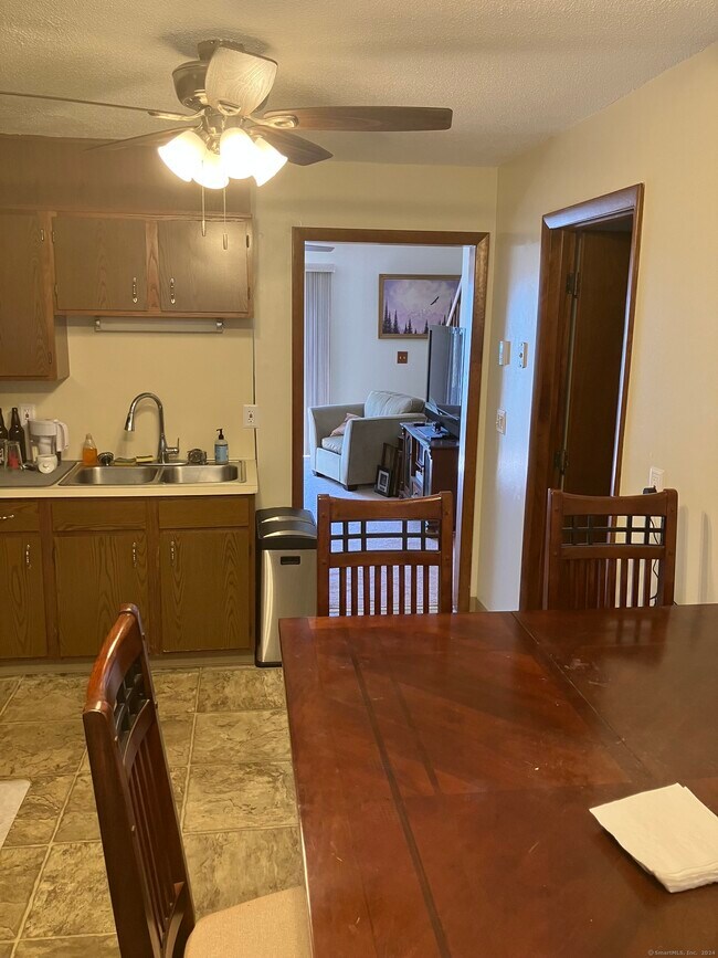 671 Wilson St, Unit 4 in Waterbury, CT - Building Photo - Building Photo