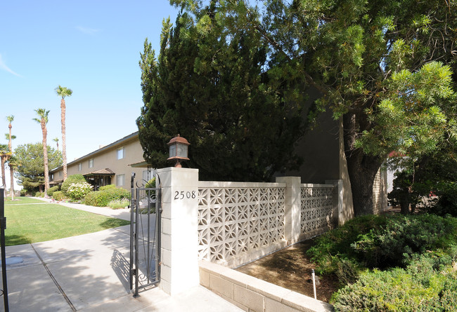 Country Club Town Homes in Bakersfield, CA - Foto de edificio - Building Photo