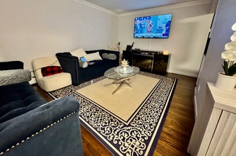 80 Hickory Rd in Port Washington, NY - Foto de edificio - Building Photo