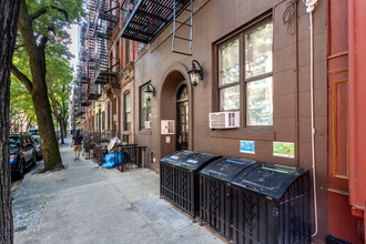 302 E 89th St in New York, NY - Building Photo - Building Photo