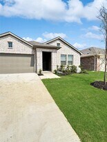 1320 Fitzgerald St in Krum, TX - Building Photo