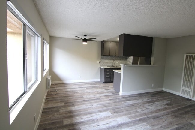 10621 Victory Blvd in Los Angeles, CA - Foto de edificio - Building Photo