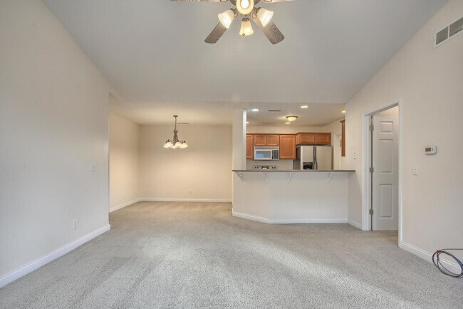 701 N Prairieview Rd, Unit 4 in Mahomet, IL - Foto de edificio - Building Photo