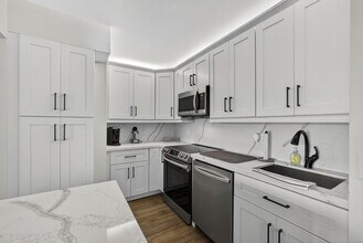 1110 Green Pine Blvd in West Palm Beach, FL - Foto de edificio - Building Photo