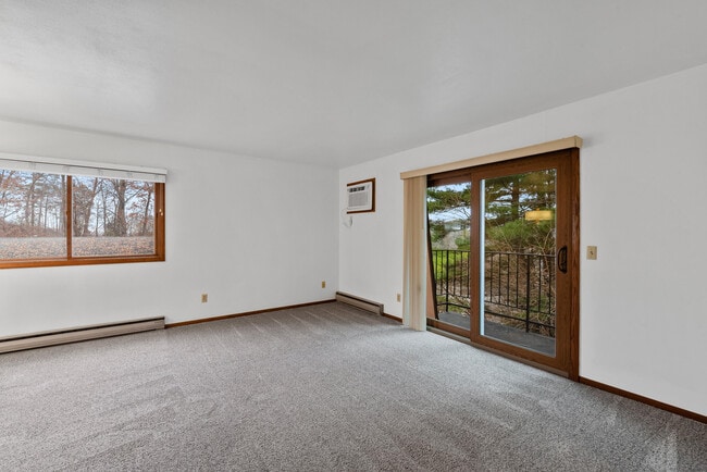 516 Marshall Ct in West Bend, WI - Building Photo - Building Photo