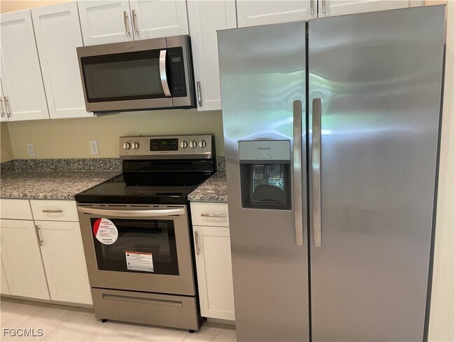 533 SE 6th Pl in Cape Coral, FL - Building Photo - Building Photo