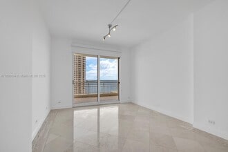888 Brickell Key Dr, Unit 2607 in Miami, FL - Foto de edificio - Building Photo