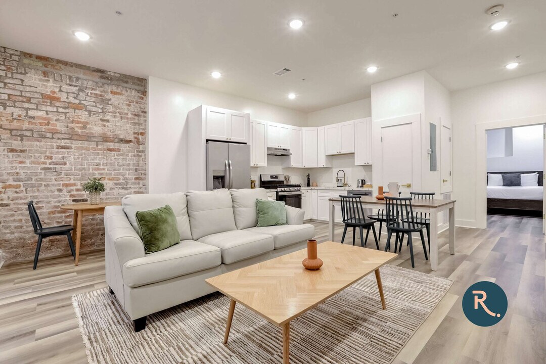 1050 Annunciation St in New Orleans, LA - Building Photo