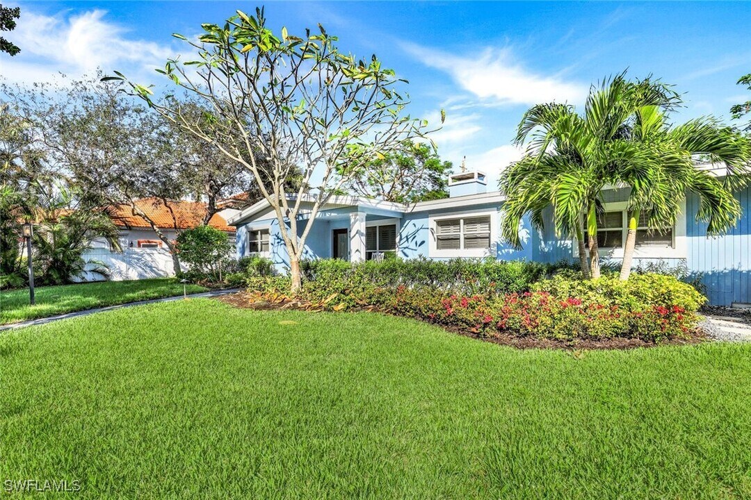 739 7th Ave N in Naples, FL - Building Photo