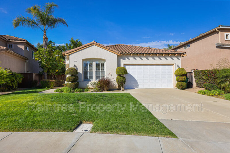 7925 Sitio Abridor in Carlsbad, CA - Building Photo