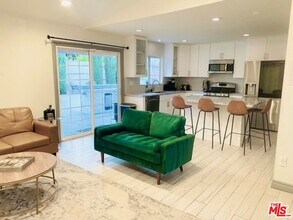 22937 Wyandotte St in Los Angeles, CA - Building Photo - Building Photo