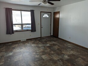283 E Oak St, Unit Apt 3 in Juneau, WI - Building Photo - Building Photo