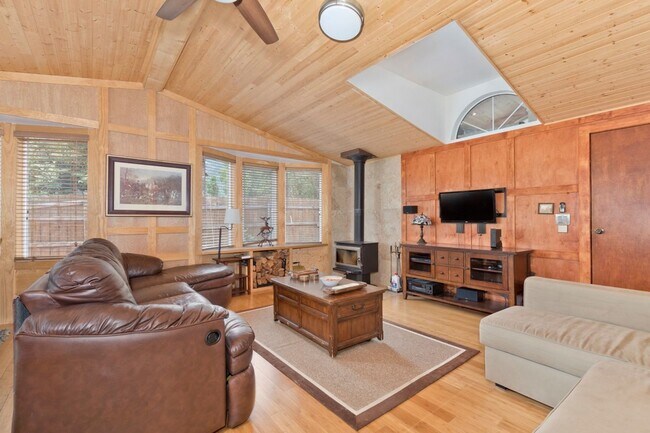 100 Ski Trails Rd in Mammoth Lakes, CA - Building Photo - Building Photo
