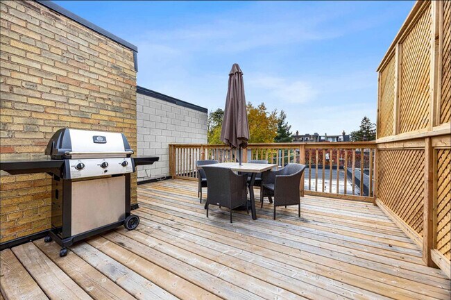 557 St Clair Ave W in Toronto, ON - Building Photo - Building Photo