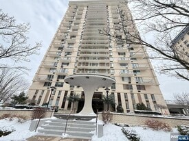 160 Overlook Ave, Unit 11-E2 in Hackensack, NJ - Building Photo