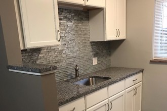 19101 Hilliard Blvd, Unit Apt 6 in Rocky River, OH - Building Photo - Building Photo