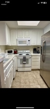 2220 Camino de la Reina, Unit 303 in San Diego, CA - Building Photo - Building Photo