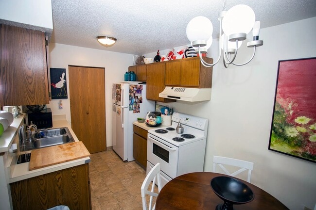 Cedar Run Apartments in Oregon, OH - Building Photo - Building Photo