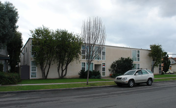 Howard Apartments in Los Alamitos, CA - Building Photo - Building Photo