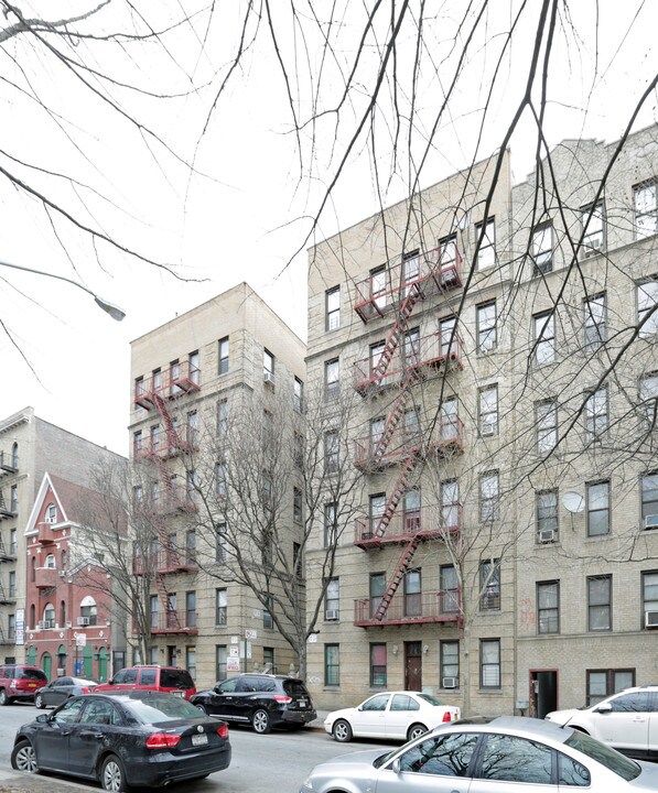 Mosholu Court in Bronx, NY - Foto de edificio