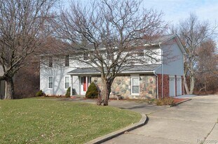 8152 Fairfield Cir in Village of Clarkston, MI - Building Photo