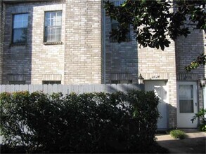 2824 Holly Hall St in Houston, TX - Building Photo - Building Photo